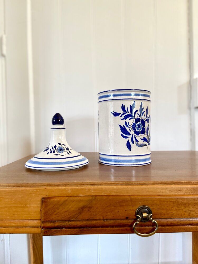 Blue earthenware jar C. Rosarum