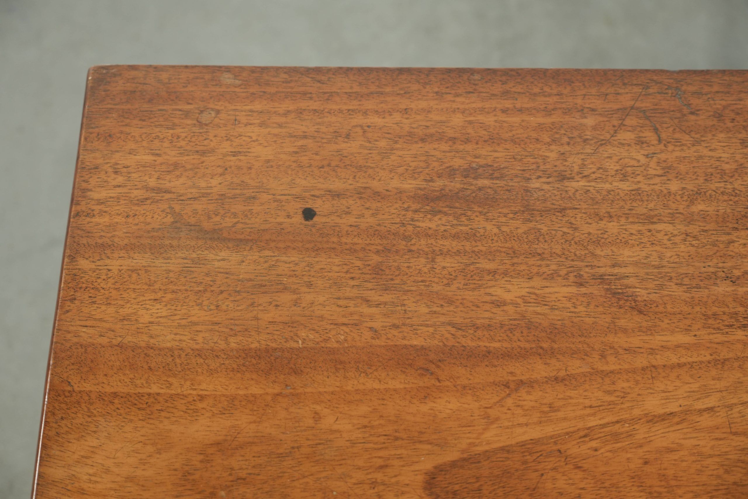 Commode anglaise du 19e siècle en taille subtile et unique.