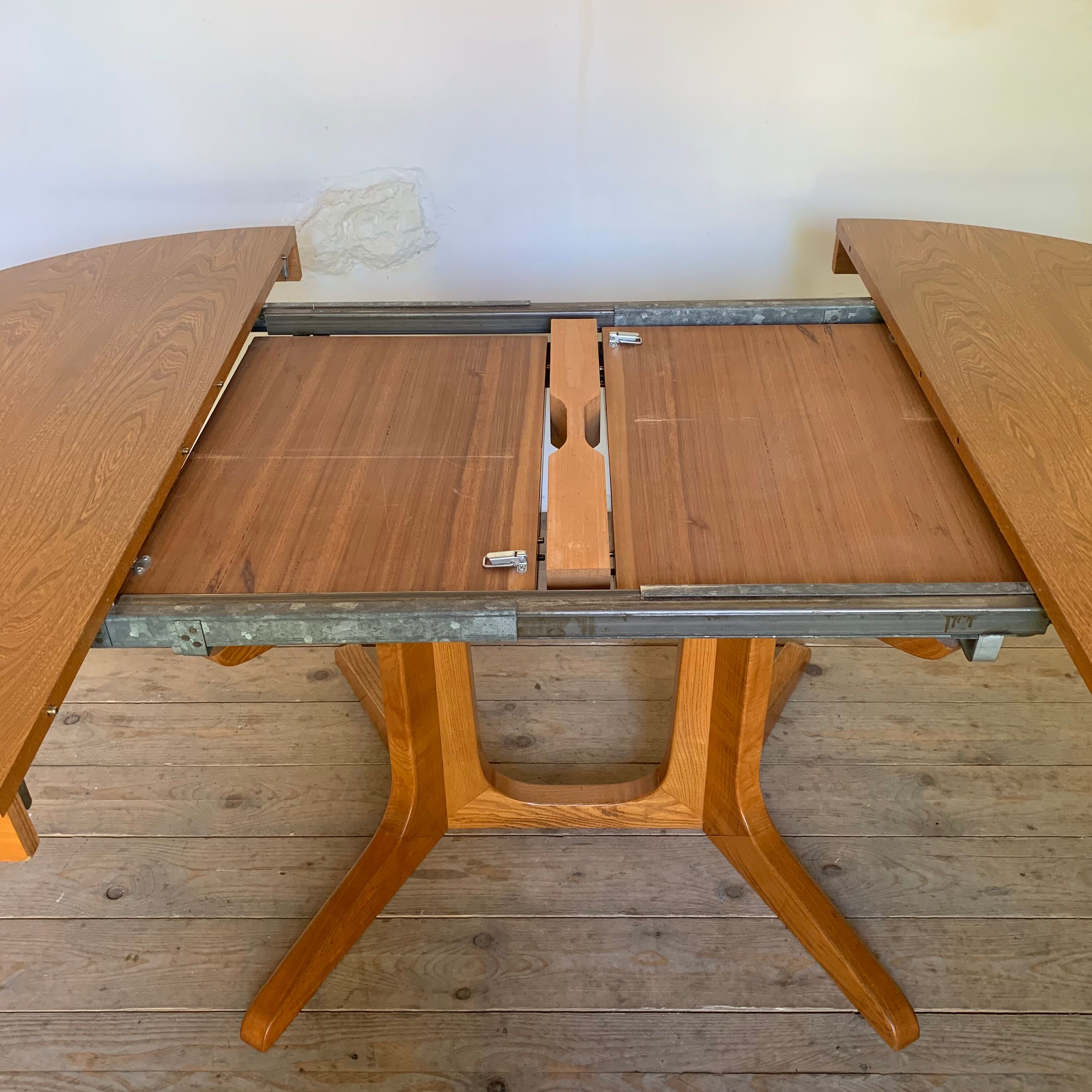 Round Scandinavian table Baumann vintage central foot star