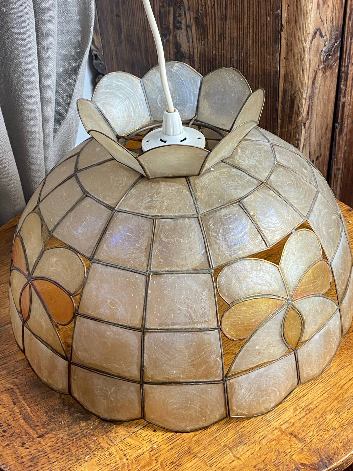 Mother-of-pearl and brass pendant with floral decoration.