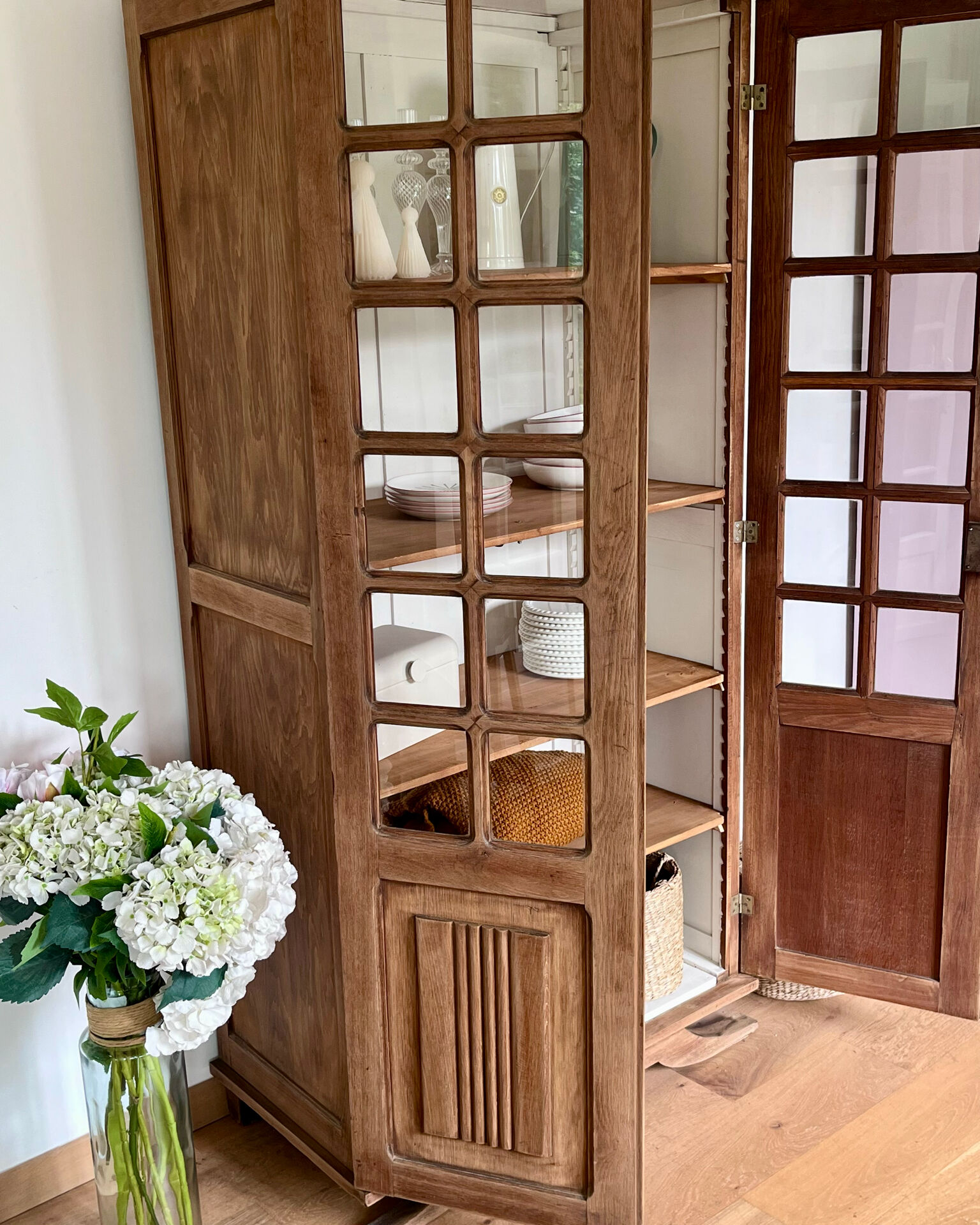 Renovated display cabinet library