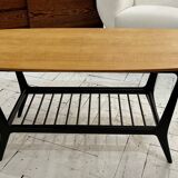 Table basse années 50 en bois laqué noir et plateau bois clair