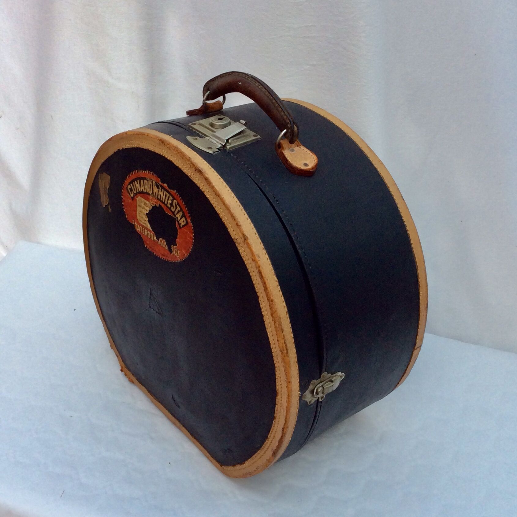 Boîte à chapeau en carton avec son poignée dimension : hauteur -22cm- diamètre -44cm-