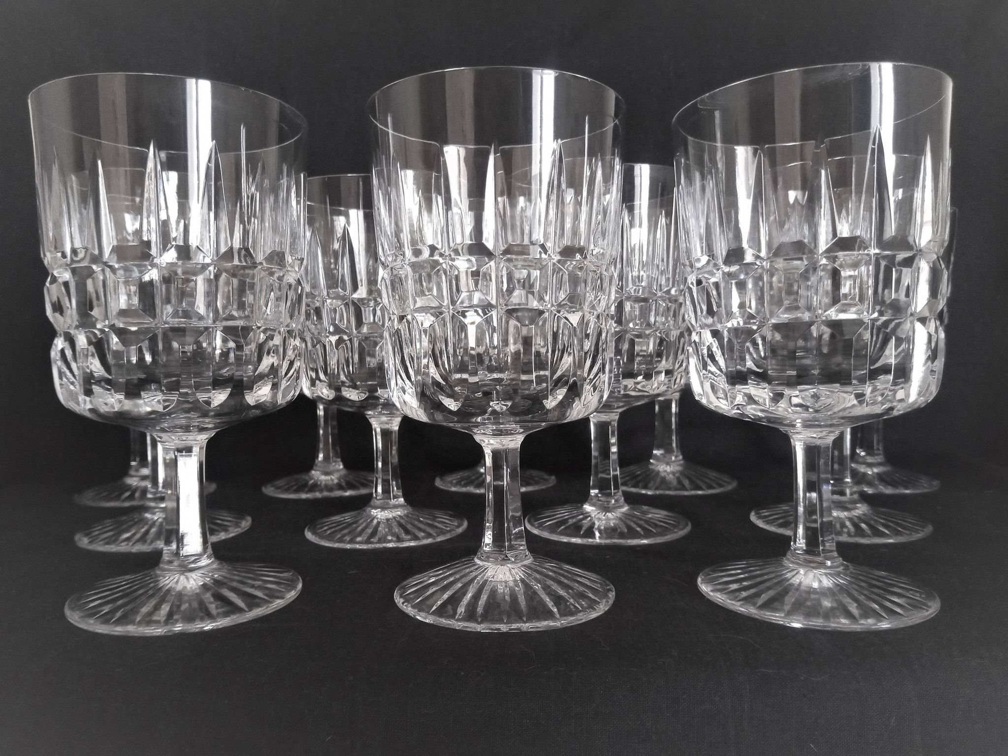 12 Art Deco wine glasses in cut crystal (in the style of Marignane Baccarat)