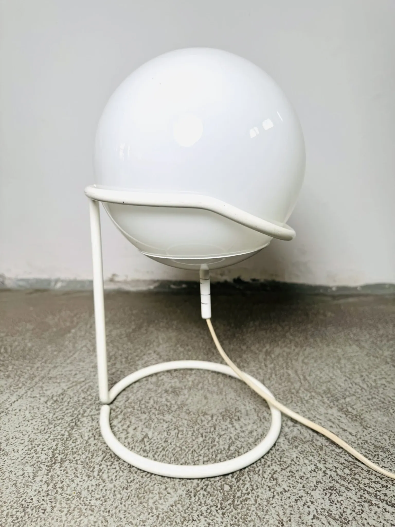 Lampe de table globe flottant par Vrieland, Pays-Bas, années 1980.