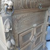 Meuble ancien richement décoré