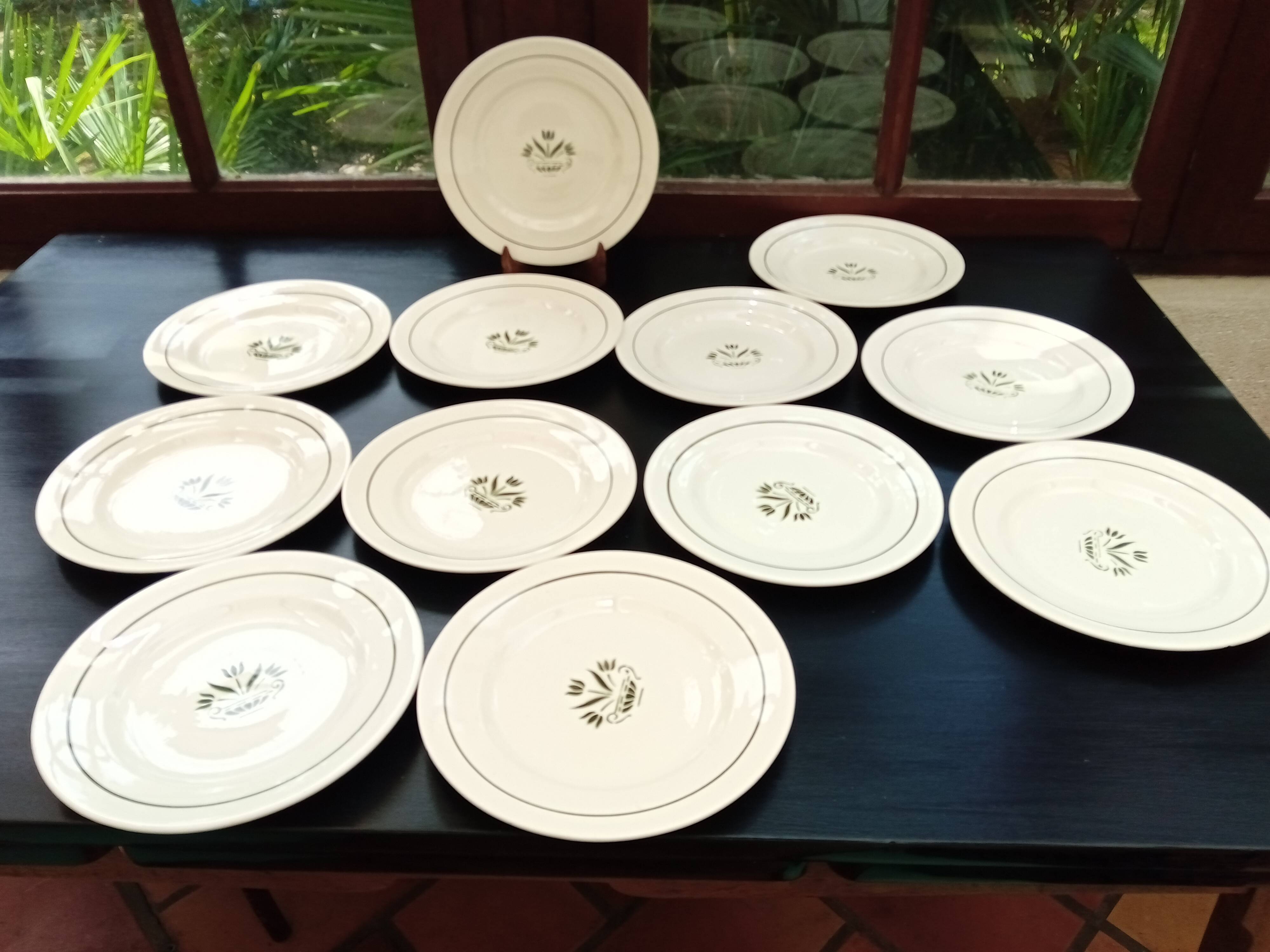 12 Terre de Fer Marmoz flat plates