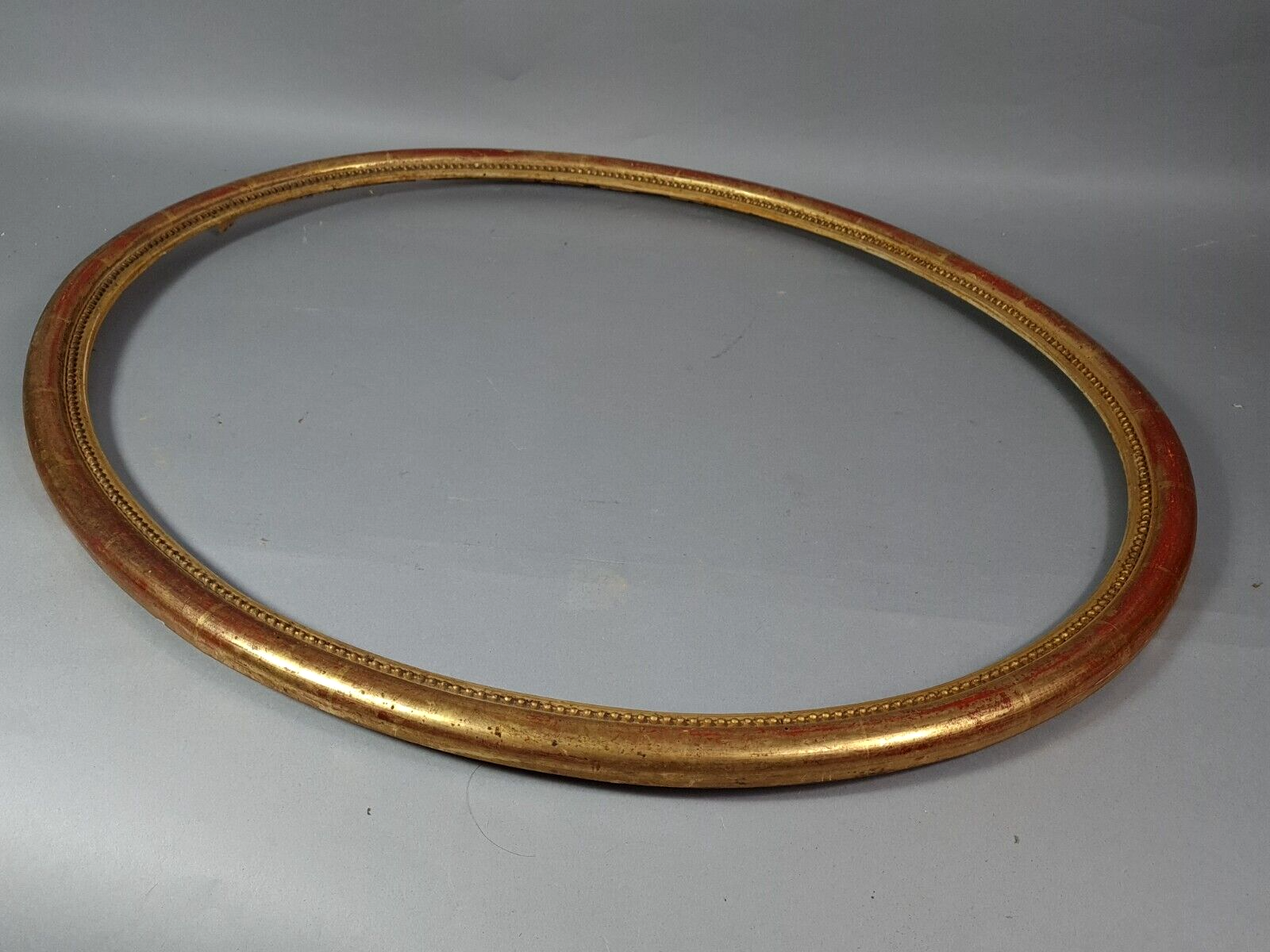 Oval beaded frame nineteenth century wood gilded stucco 69,7x59 foliage 64x54 cm SB