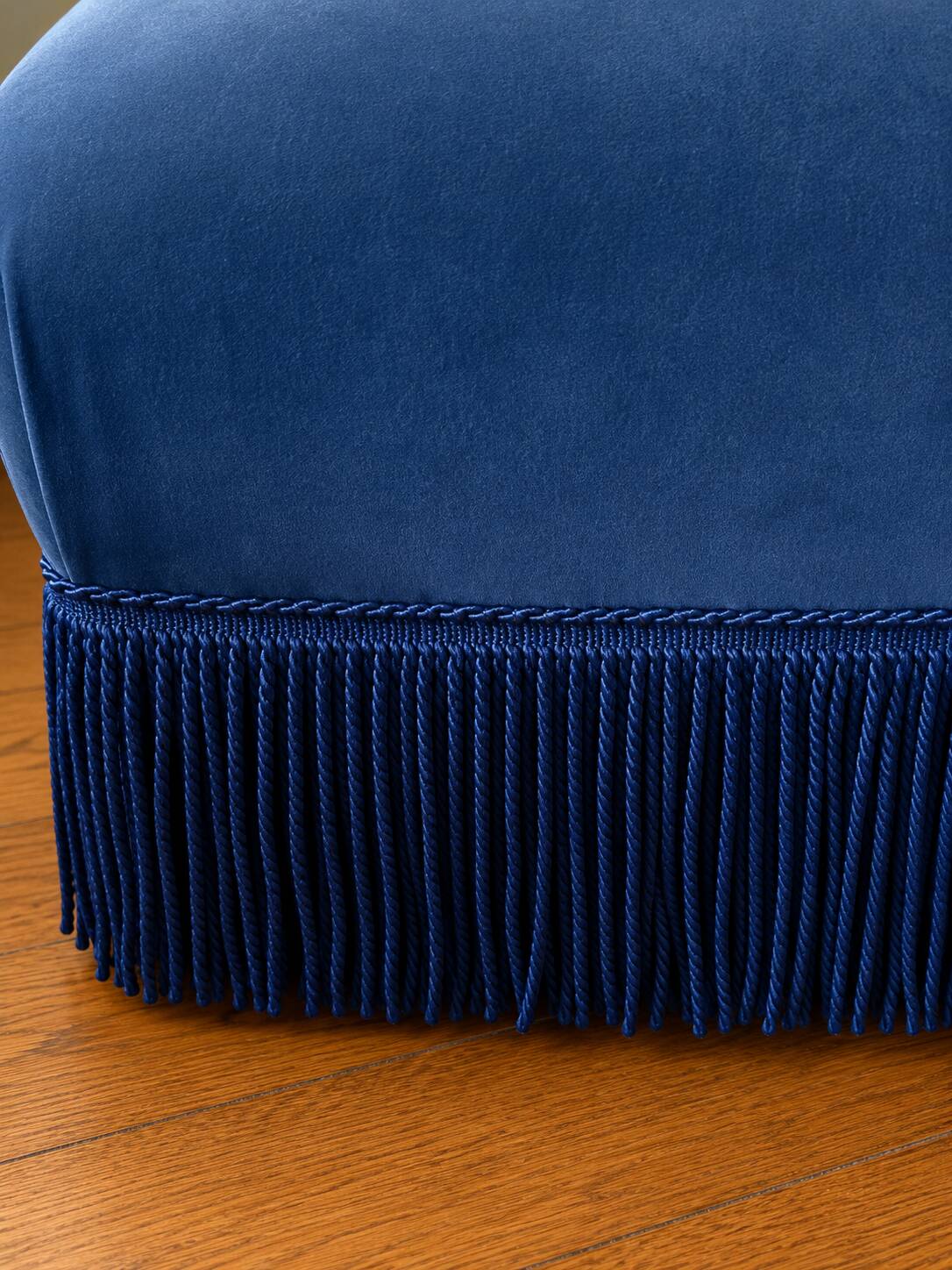 Fauteuil crapaud en velours bleu
