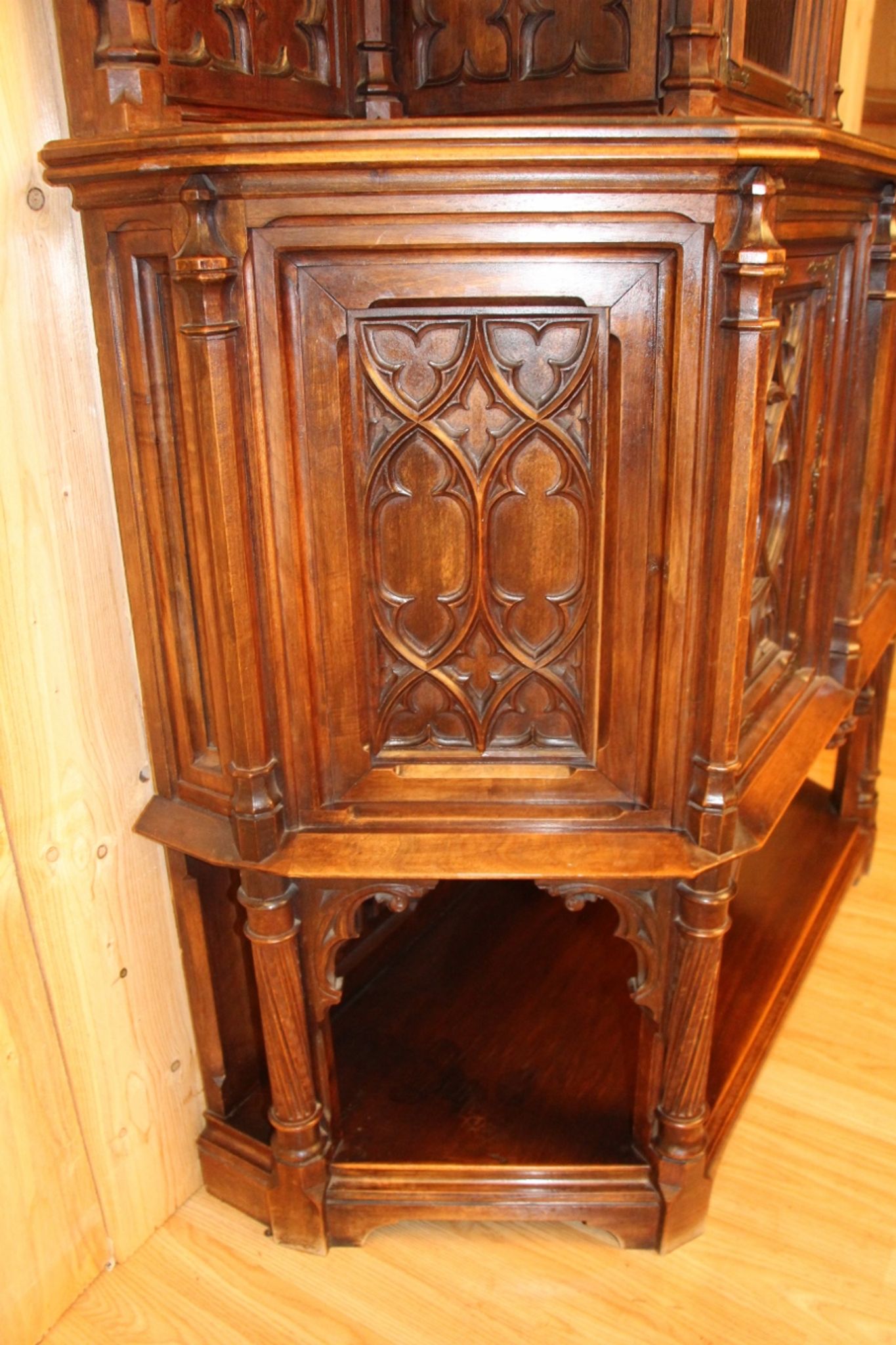 Credence in walnut 19th neo-gothic flamboyant