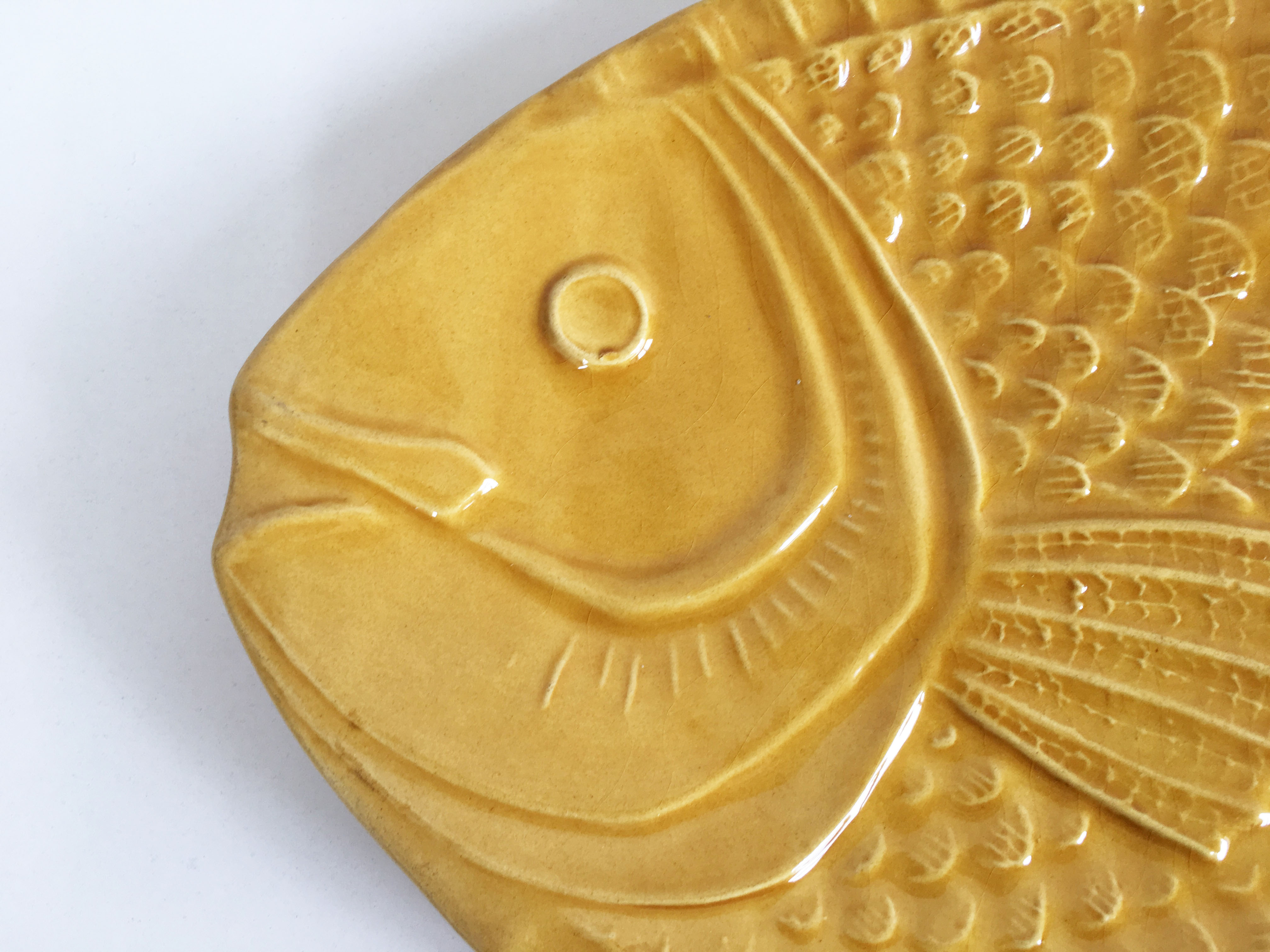 Plat jaune poisson céramique esprit Sarreguemines
