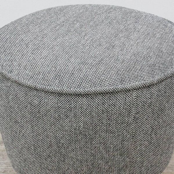 Pouf Modern line de marque Gubi en tissu gris et en laiton