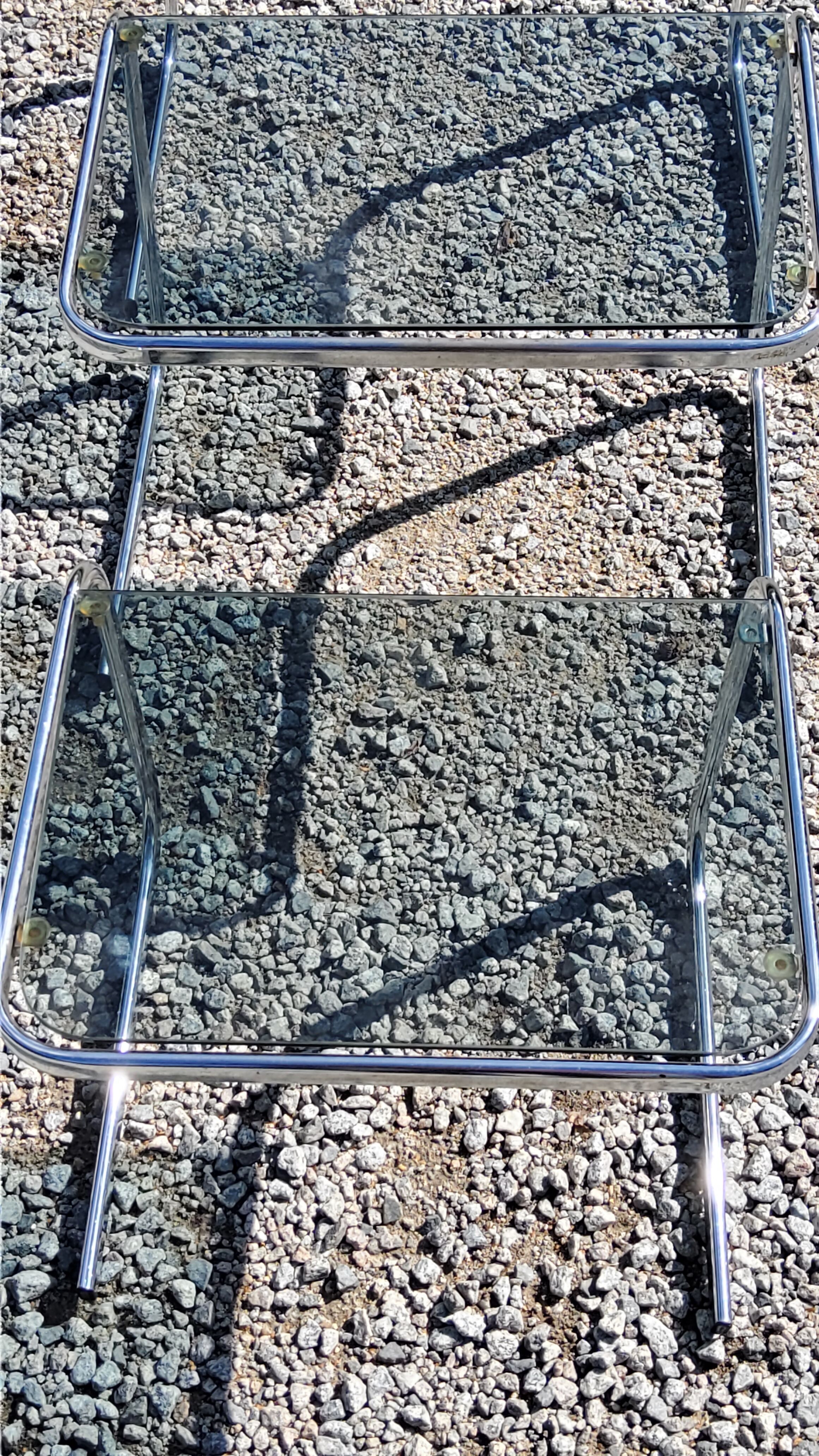 Set de 3 tables gigognes des années 70 en verre fumé piètement chromé