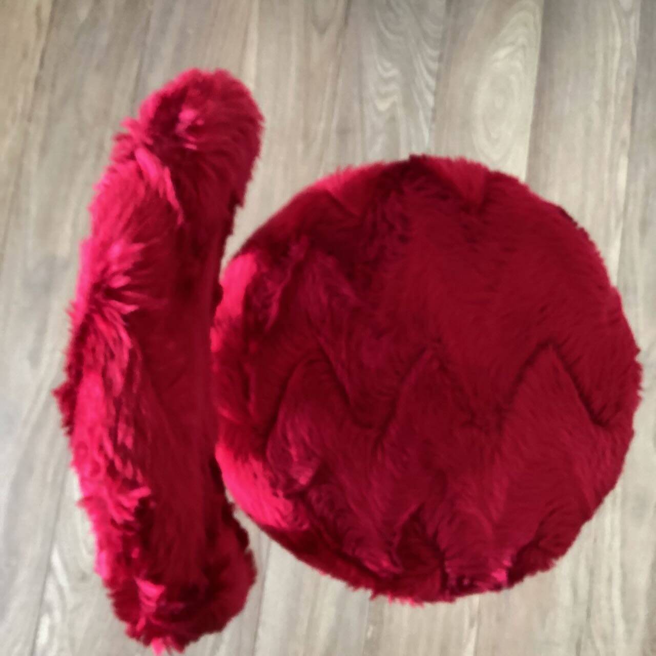 Chaise fourrure rouge