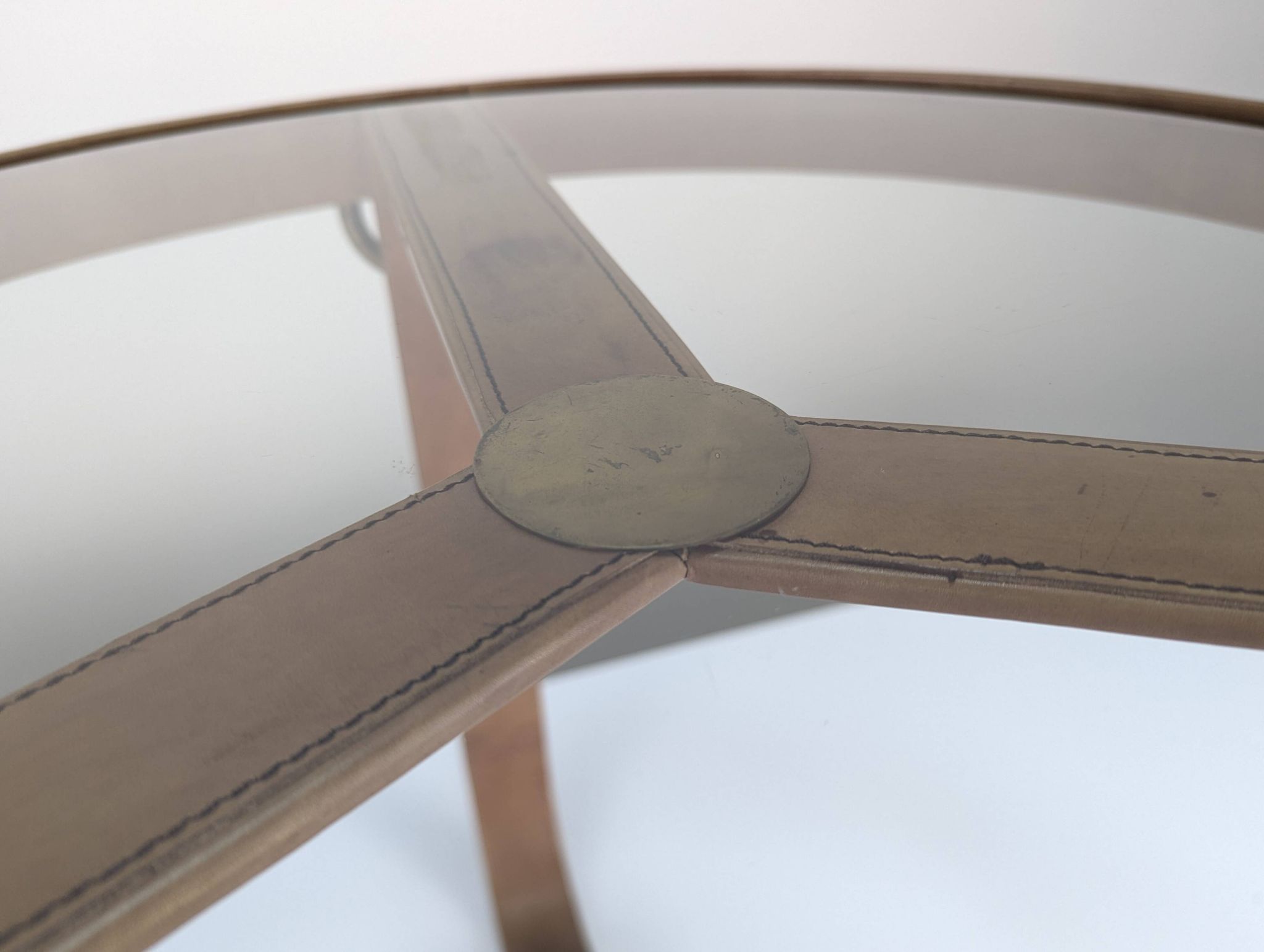 Table basse en laiton et cuir surpiqué