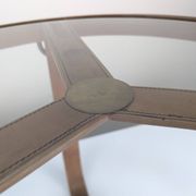Table basse en laiton et cuir surpiqué