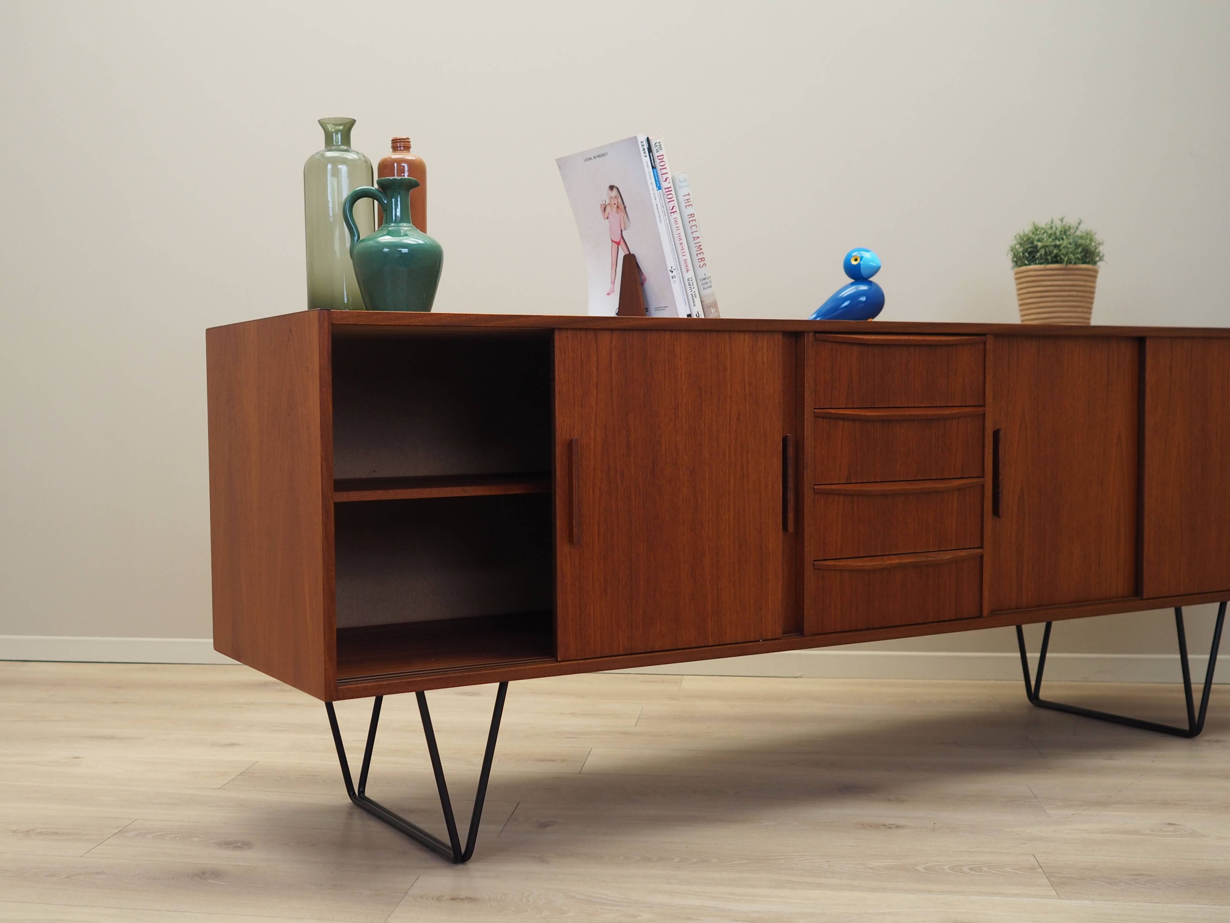 Buffet en teck, design danois, années 1970, production : Danemark