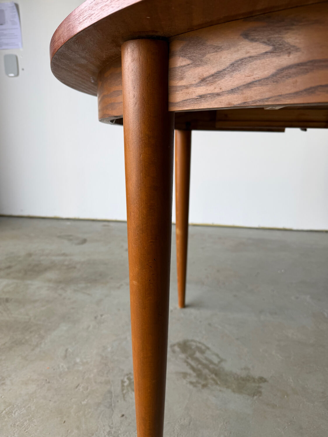 Scandinavian design extendable round table in teak, Danish manufacture.