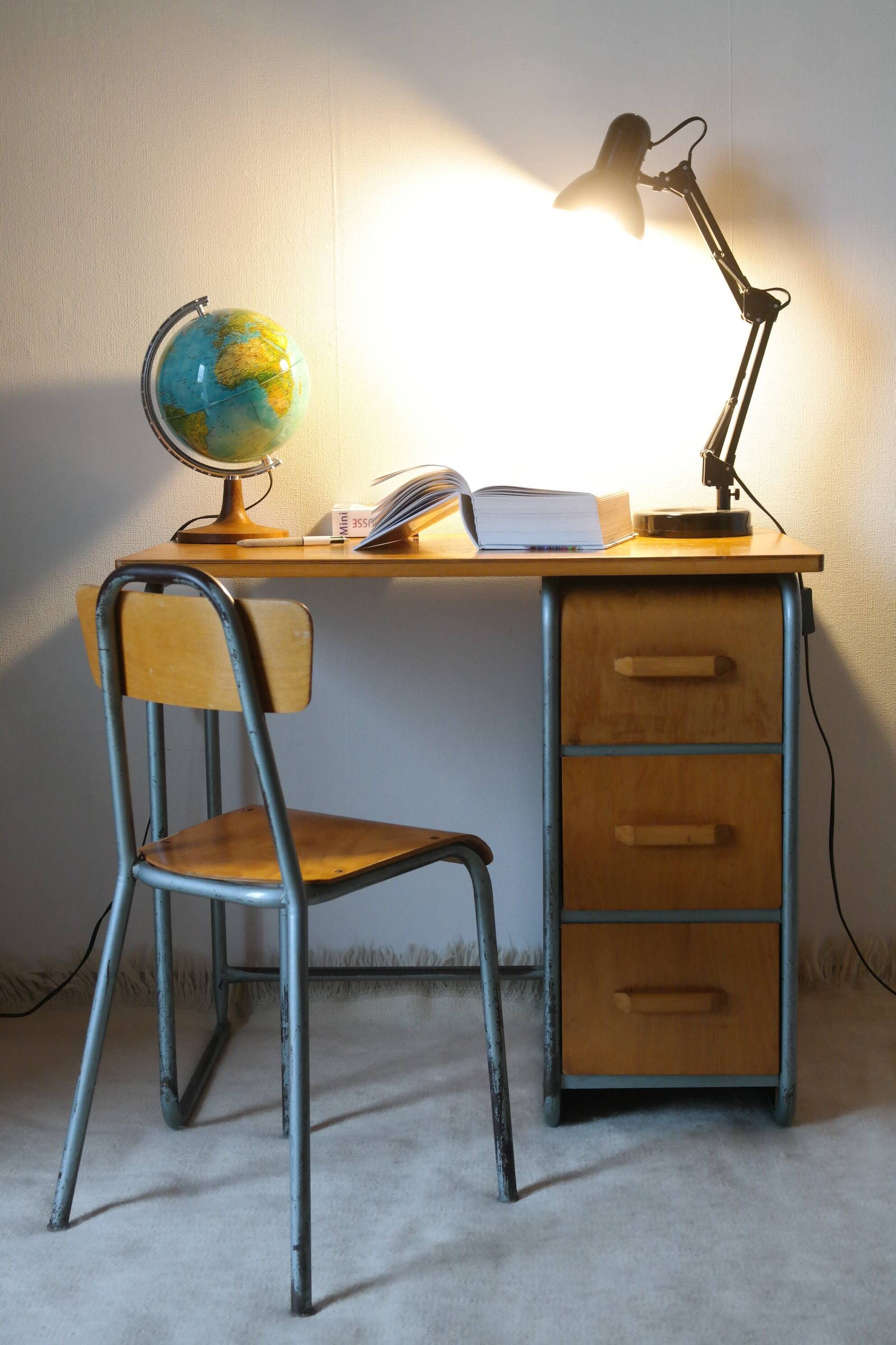 Bureau d'écolier et chaise vintage métal et bois clair