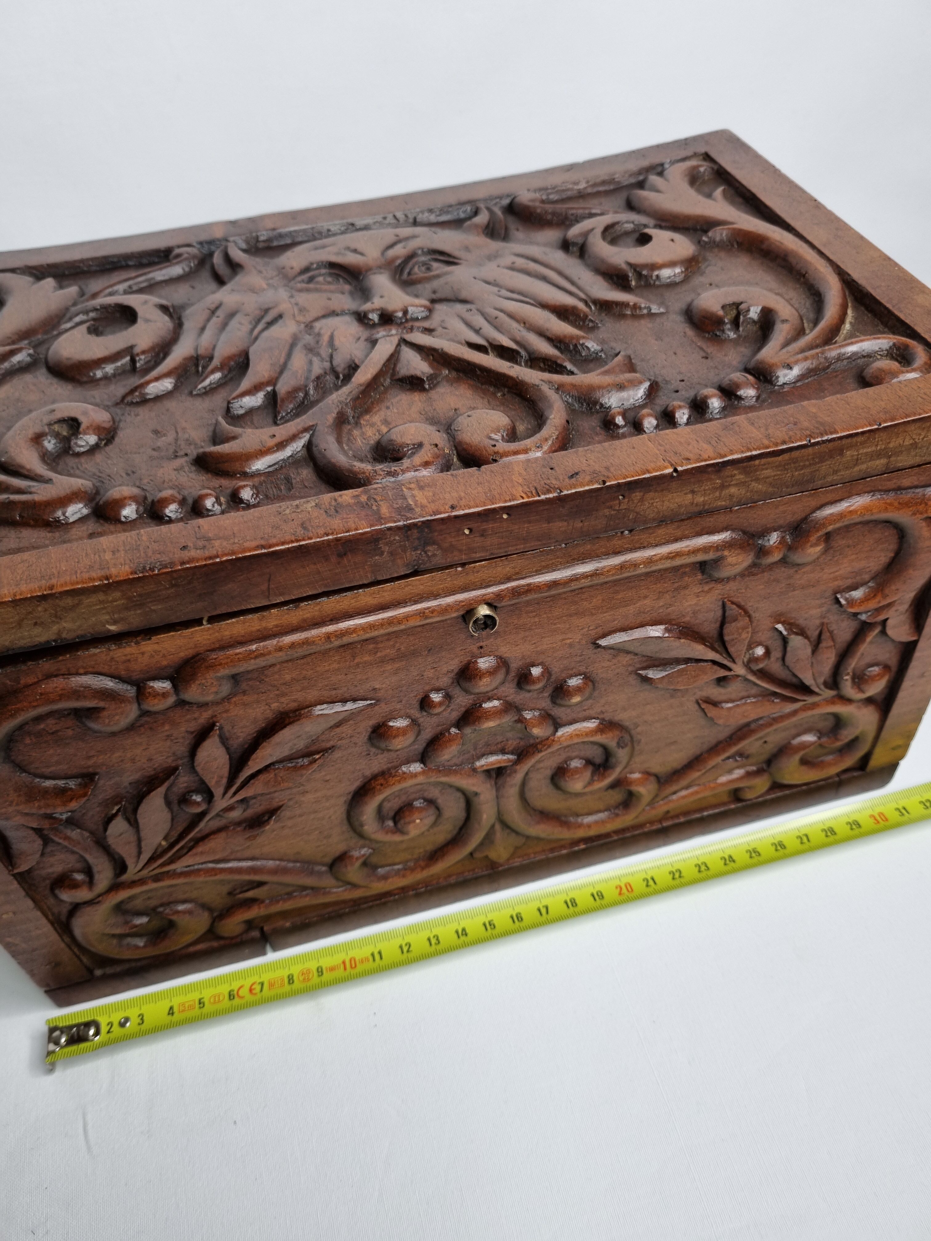Ancien coffret en bois sculpté à décor de mascaron