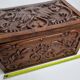 Ancien coffret en bois sculpté à décor de mascaron