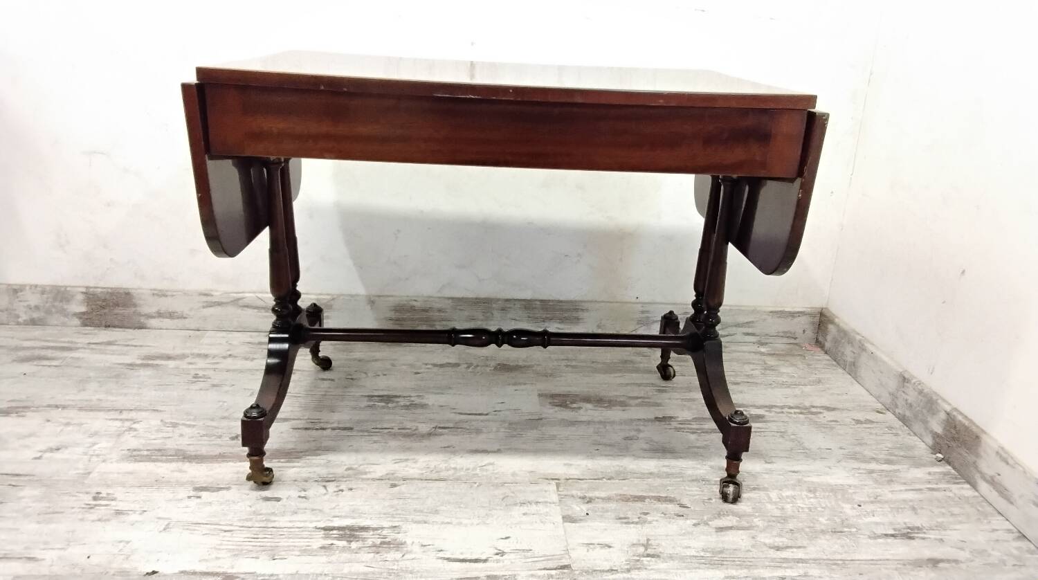 English-style coffee table with flaps