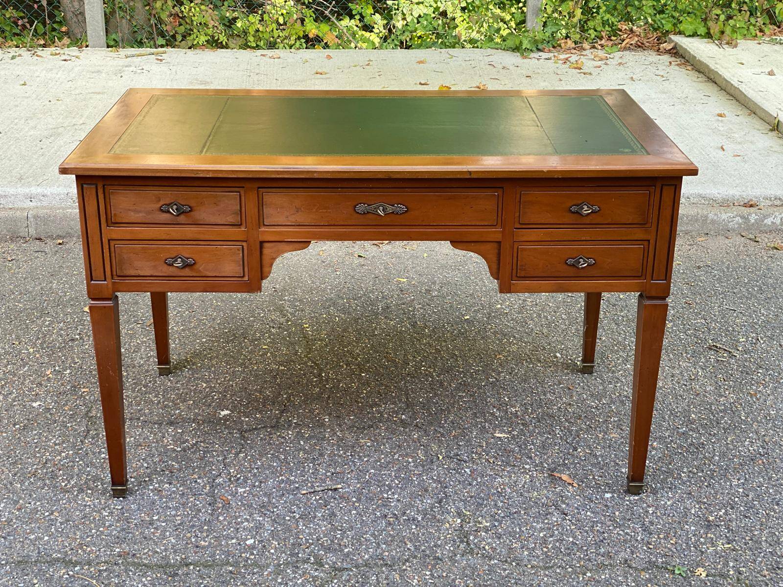 Bureau en bois massif et cuir vert extensible Louis XVI début 20ème