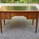 Bureau en bois massif et cuir vert extensible Louis XVI début 20ème