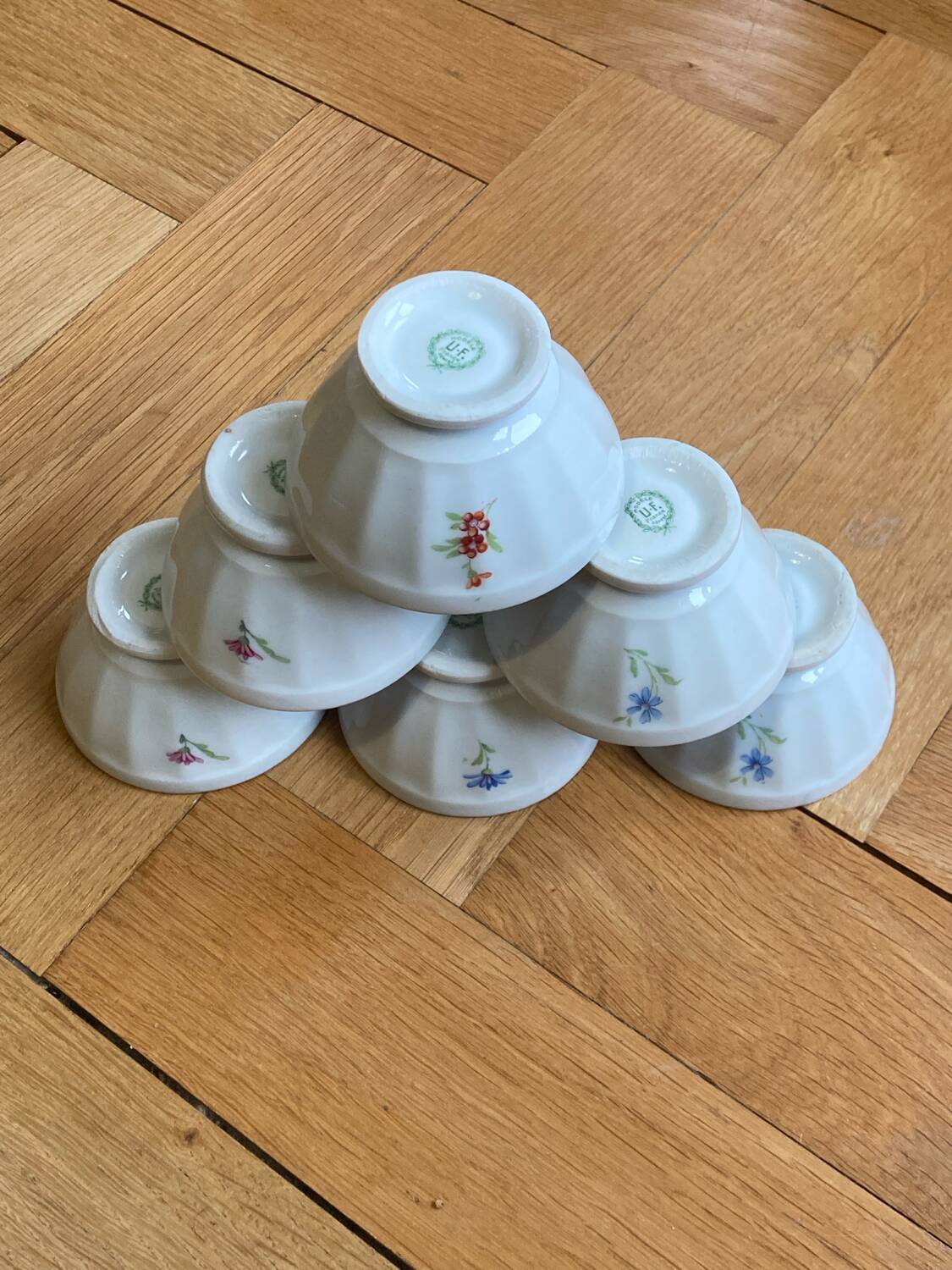 Bols à facette et piédouche décor fleurs