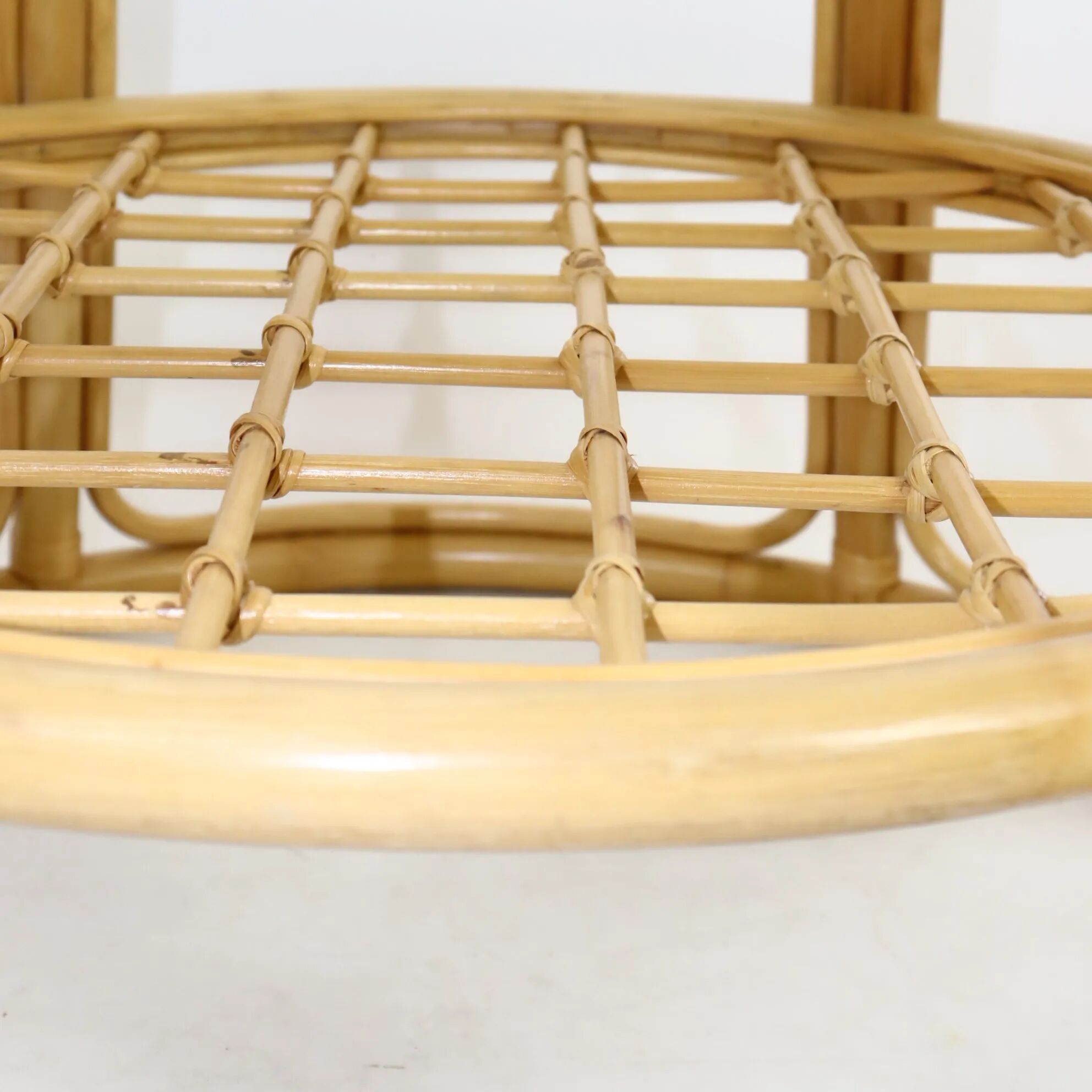Table en osier et plateau en verre