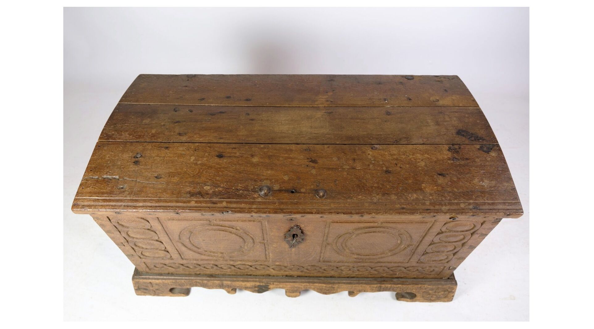 Oak coffin with carvings from around the year 1760s