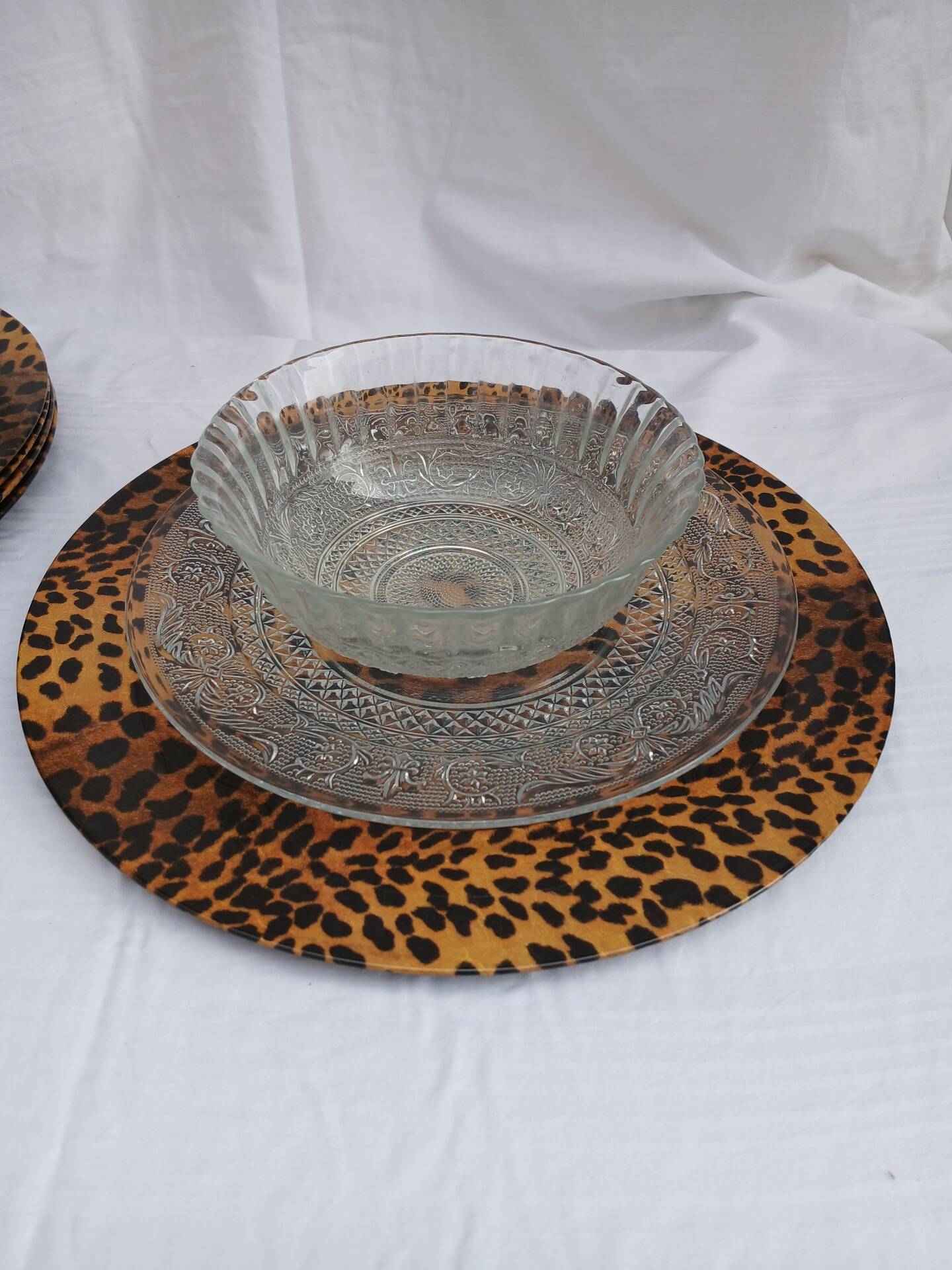 5 large flat plastic plates