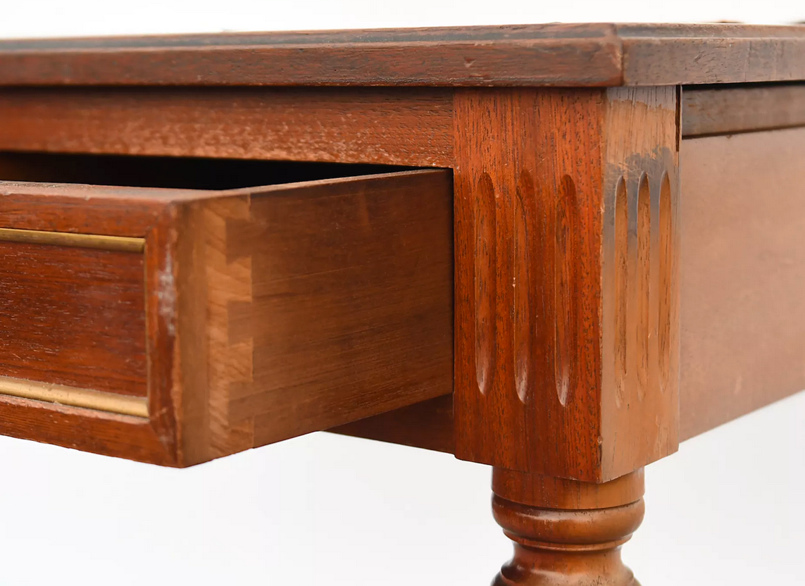 Bureau plat de style Louis XVI