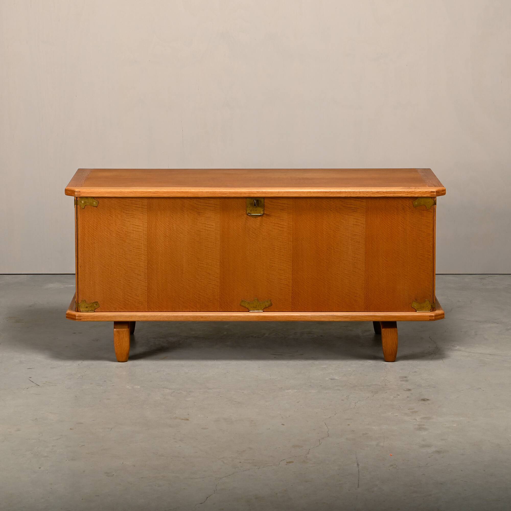 Buffet bas en chêne avec des supports en laiton conçu par Henning Kjærnulf.