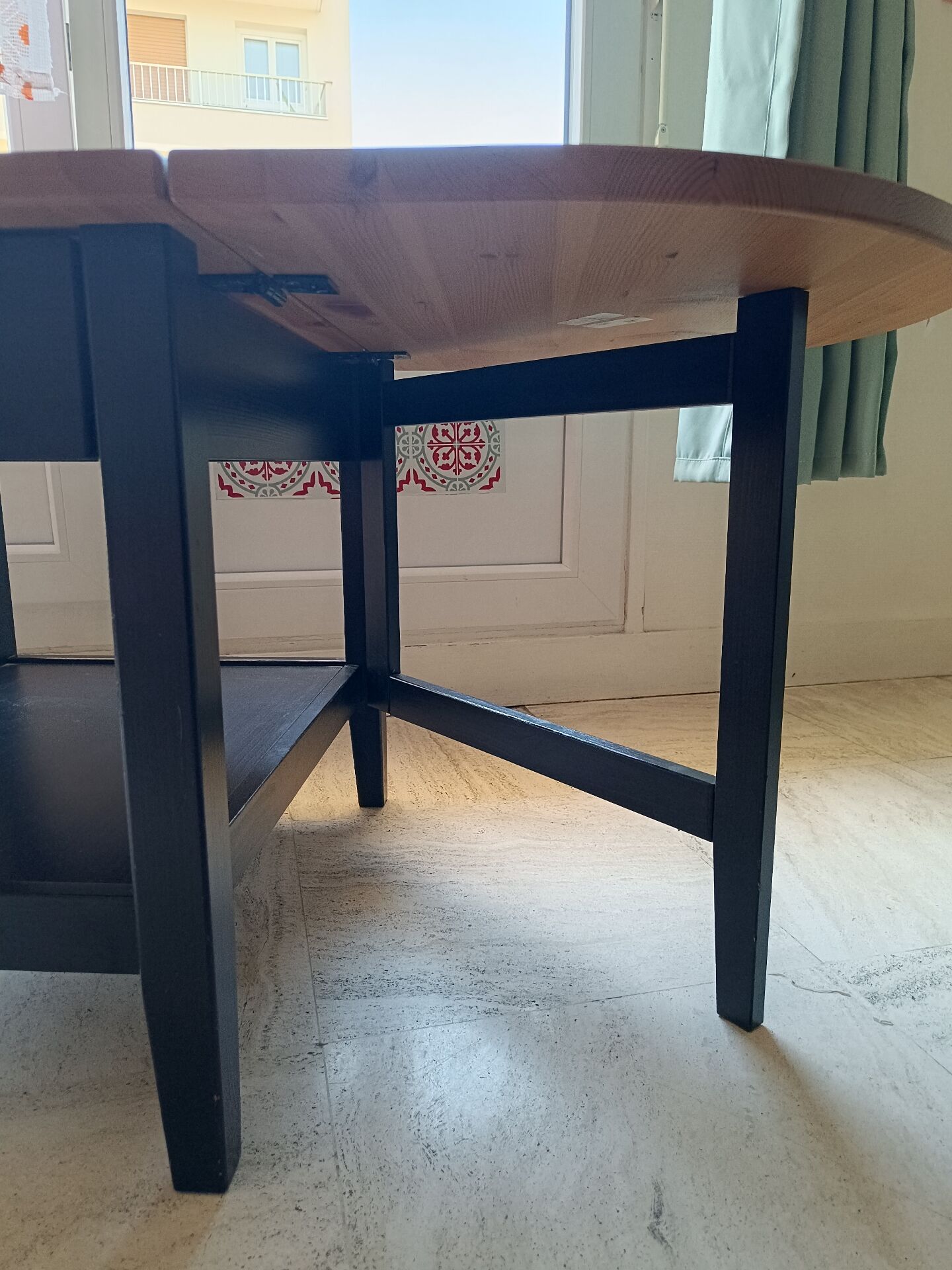 Retractable coffee table
