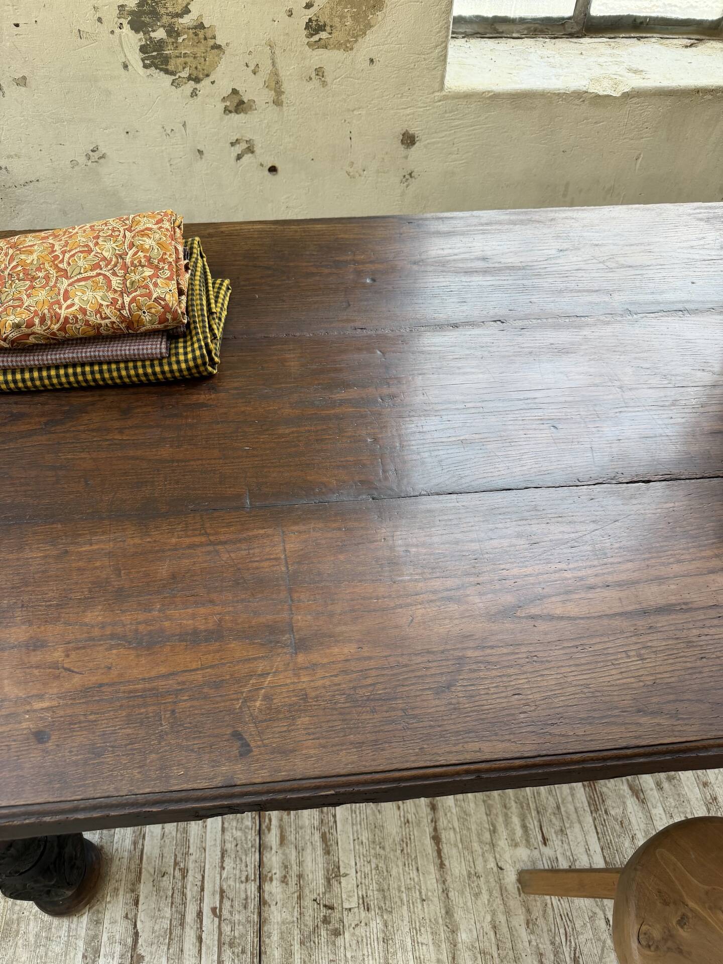 19th-century castle table, carved solid oak, 190cm.