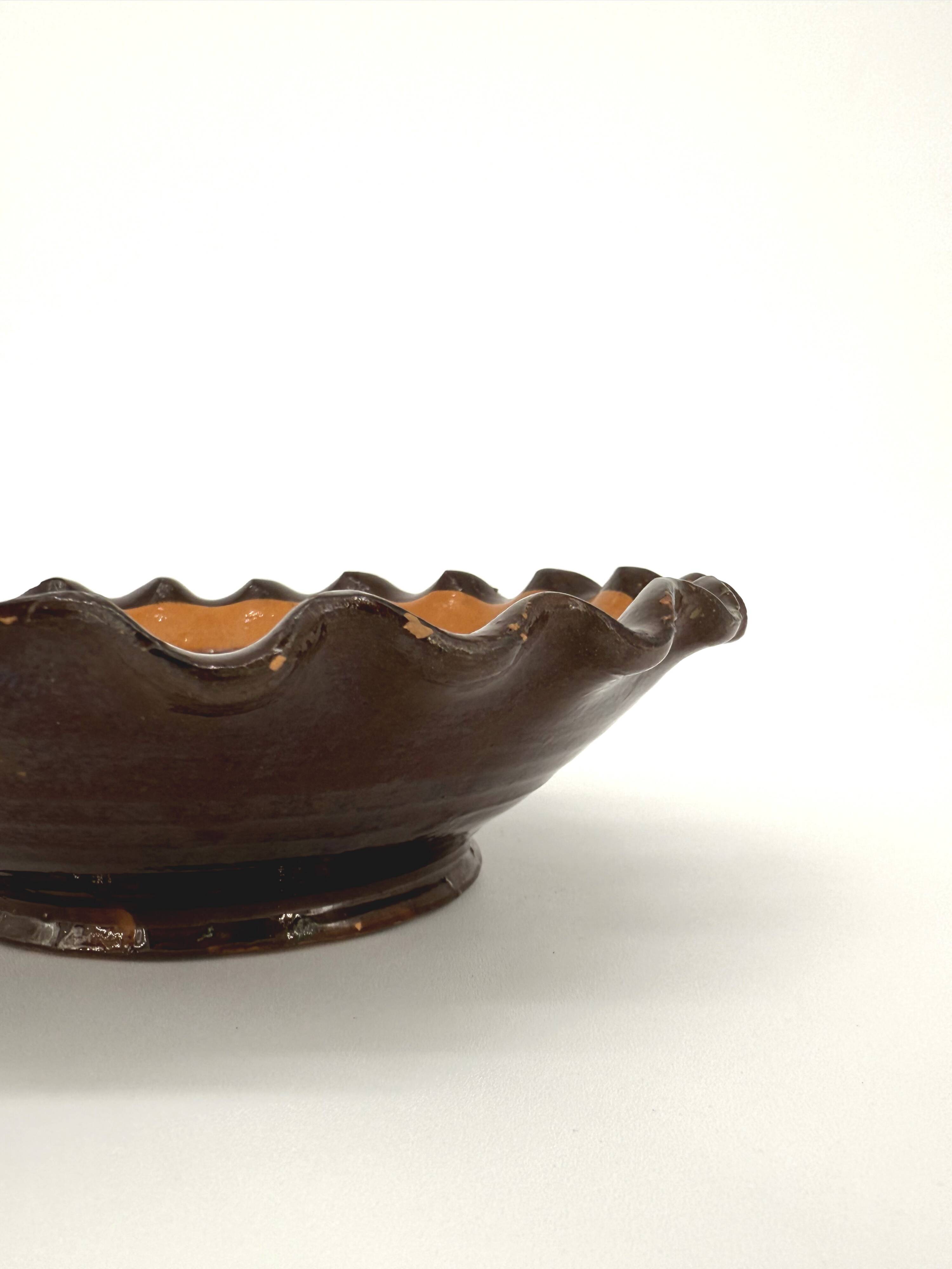 Glazed ceramic cup with wavy edge - wave