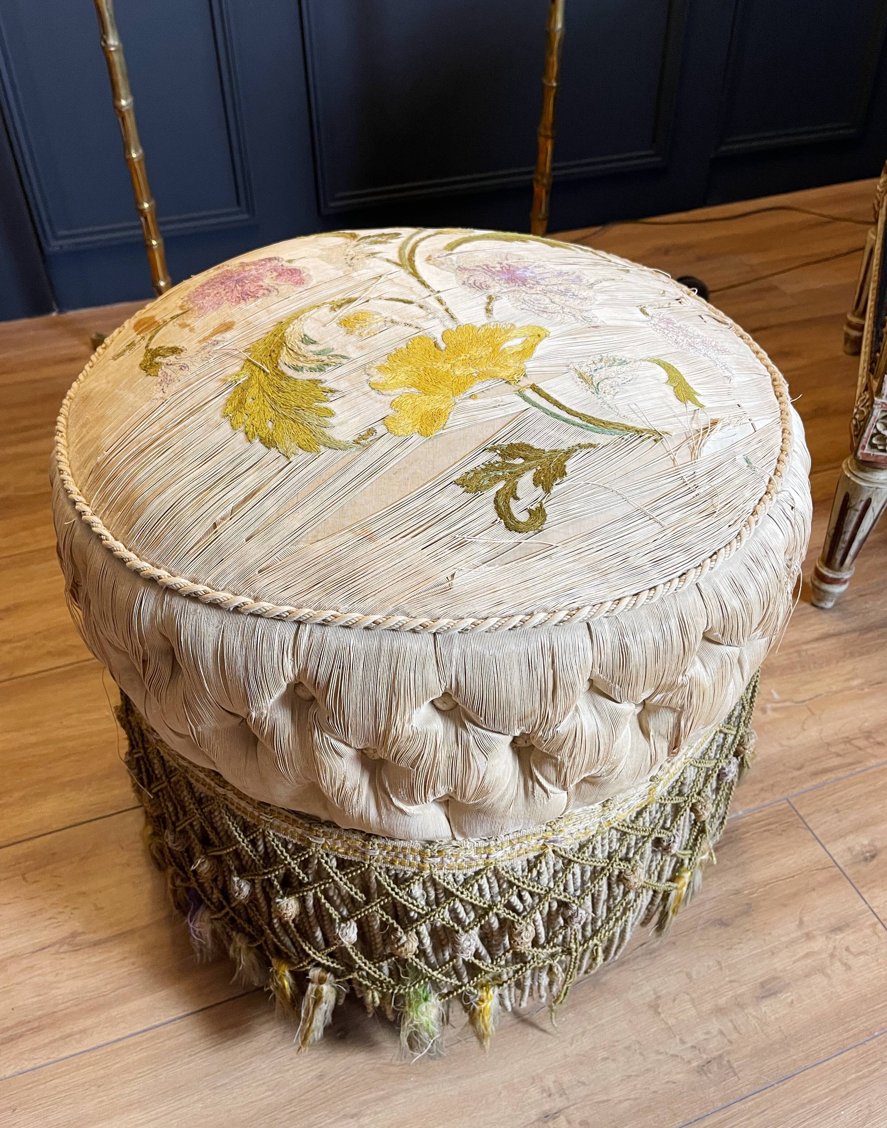 Pouf d'époque Napoléon III en tissu capitonné d'origine à roulettes