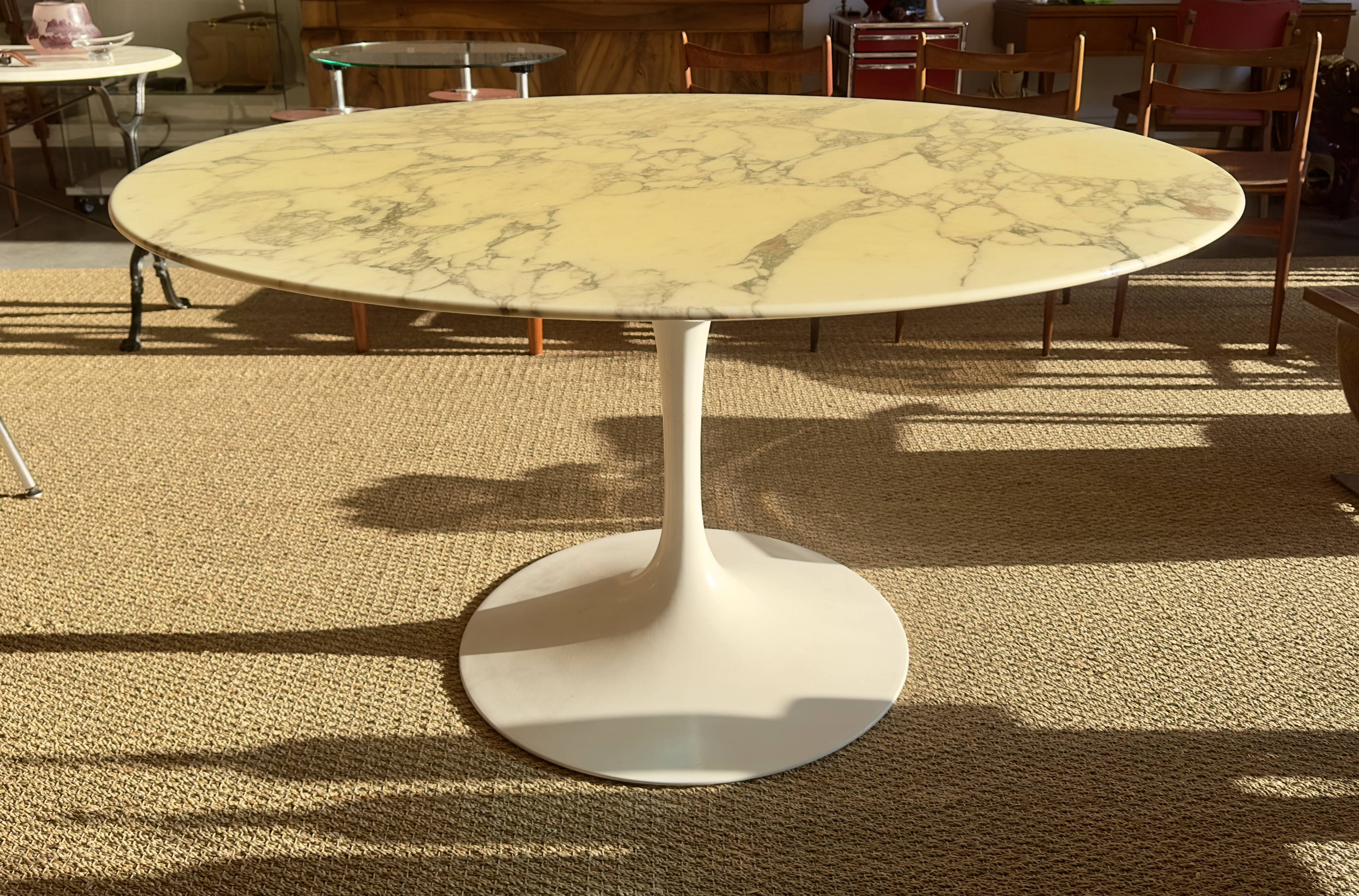 Knoll round tulip dining table – marble top