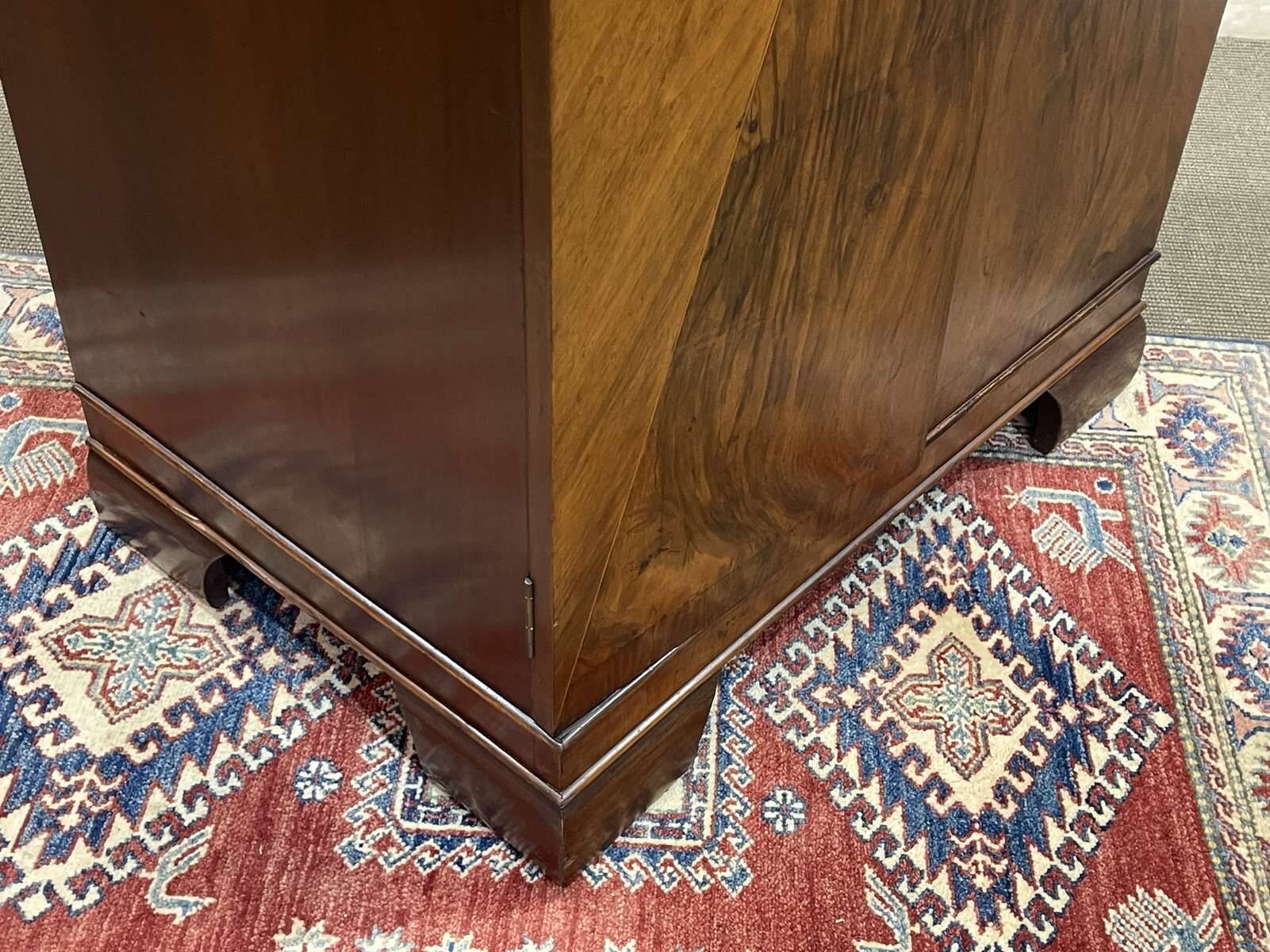 Buffet anglais en noyer des années 1930