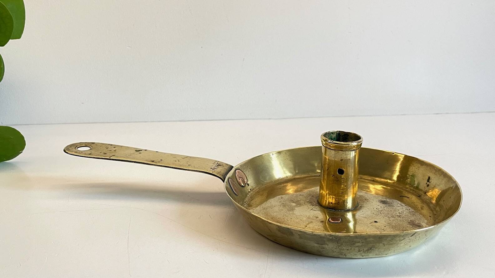 LOW HAND BRASS CANDLESTICK ANTIQUE