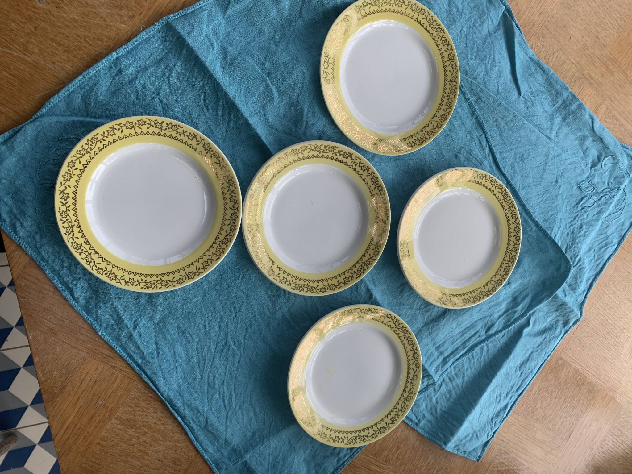 6 small plates with yellow borders and floral pattern gold antiques
