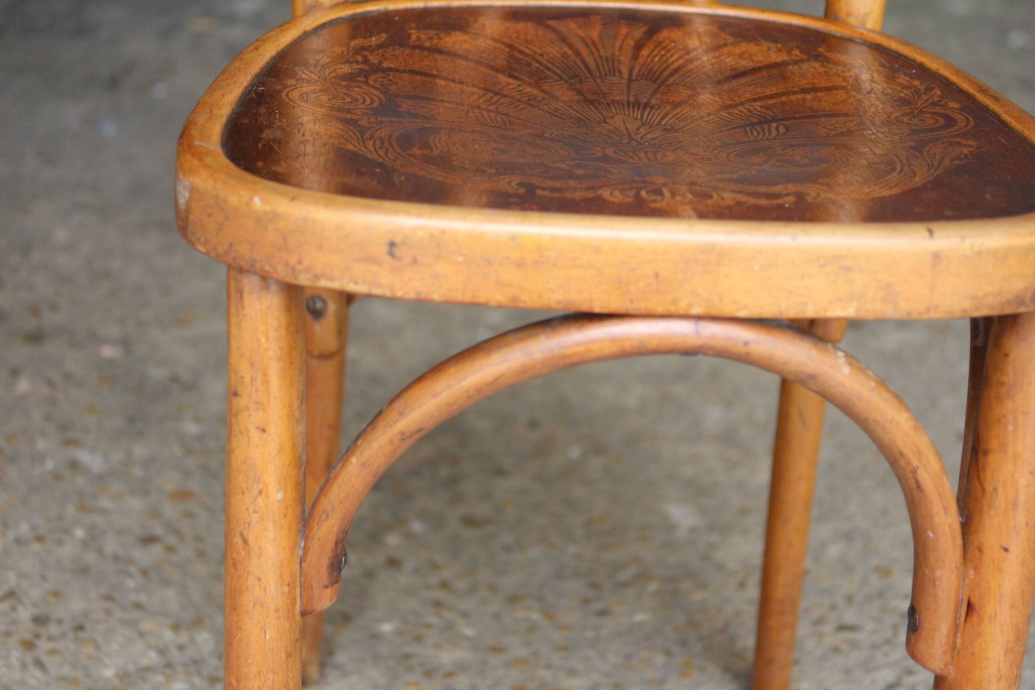 Chaise de bistrot dans sa superbe patine d'origine