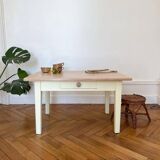 Table basse jaune en bois massif