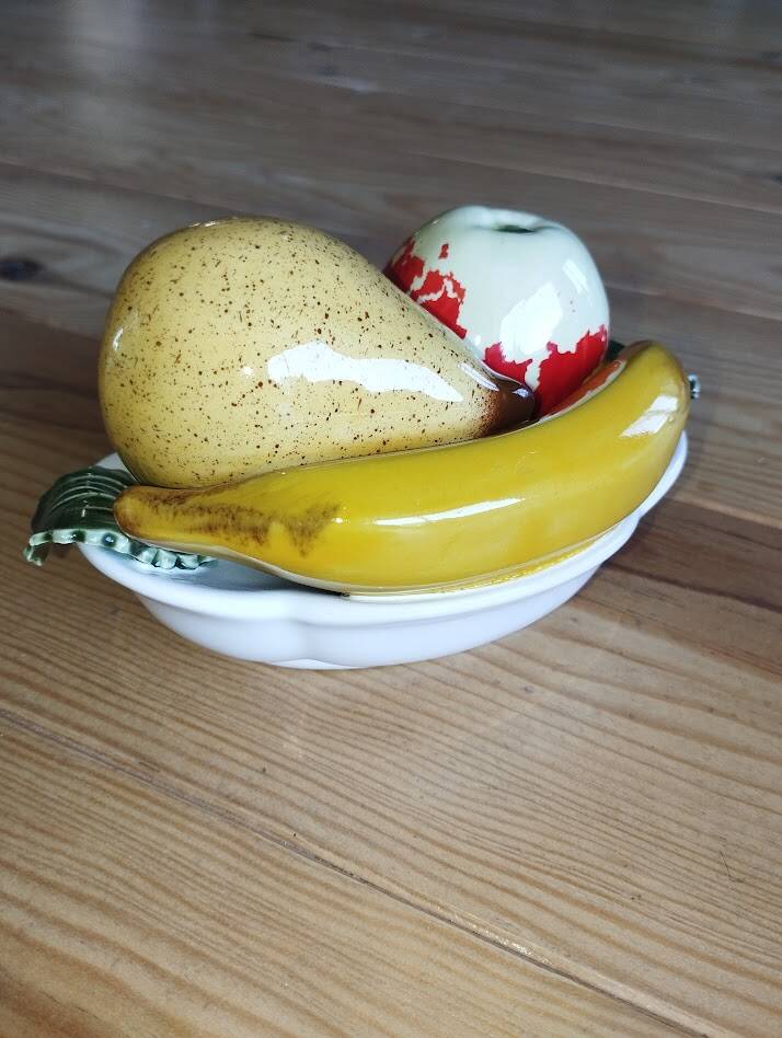 Small vintage fruit bowl in majolica – fruit decoration – 1950s/60s