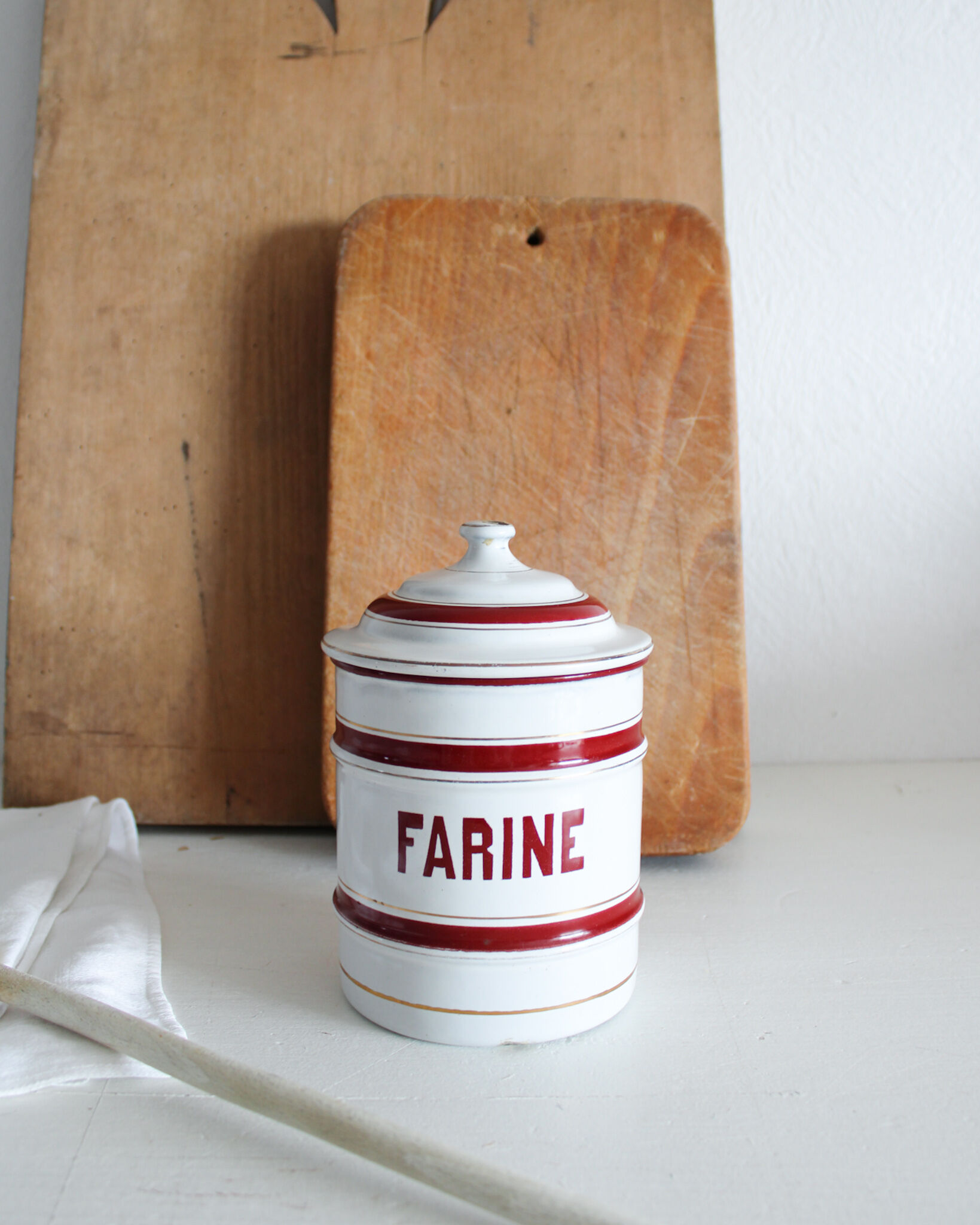 Enamelled metal pot