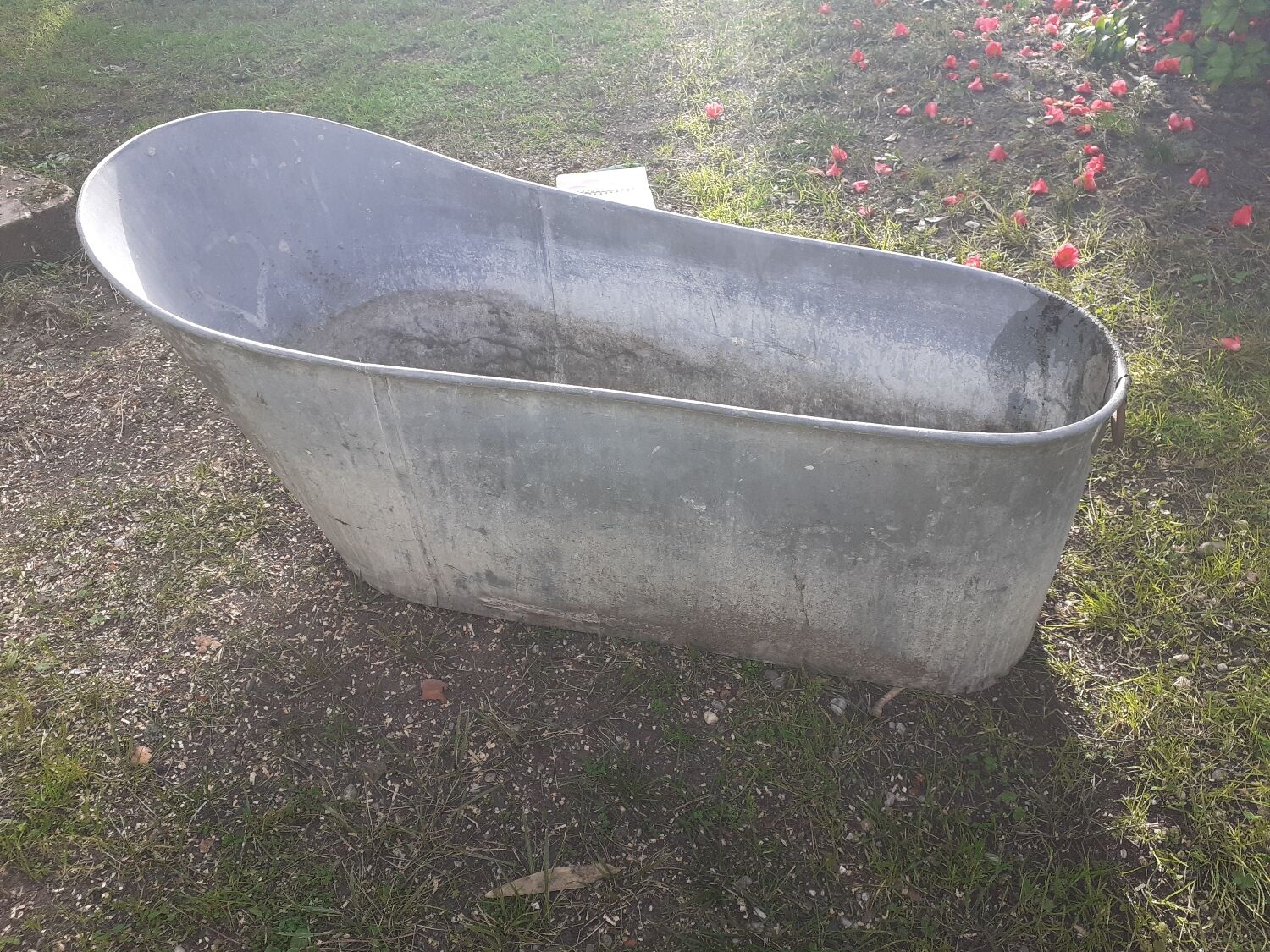 Basin in zinc