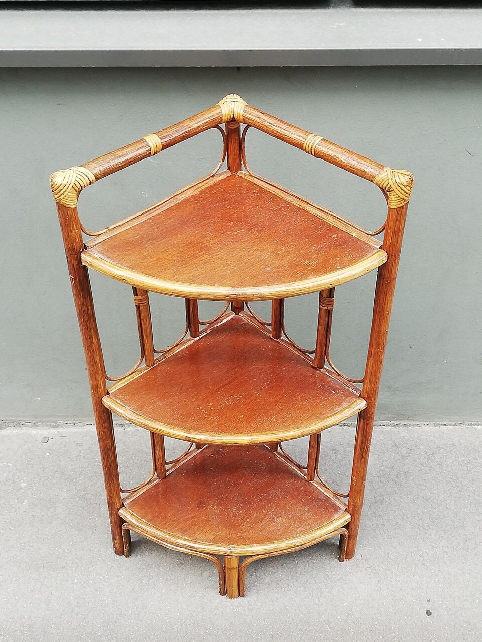 Etagère d'angle en bambou et rotin