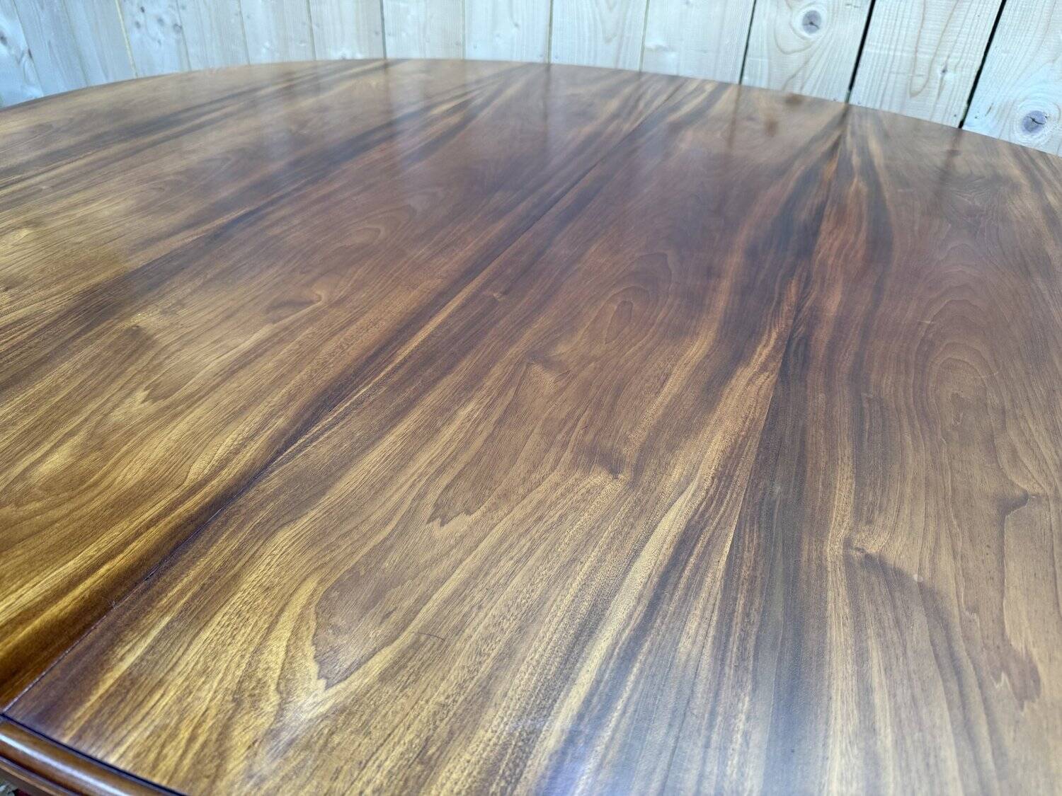 Oval dining table in Louis XVI style made of mahogany.