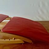 Repose-pieds à bascule vintage en Skaï rouge et en bois